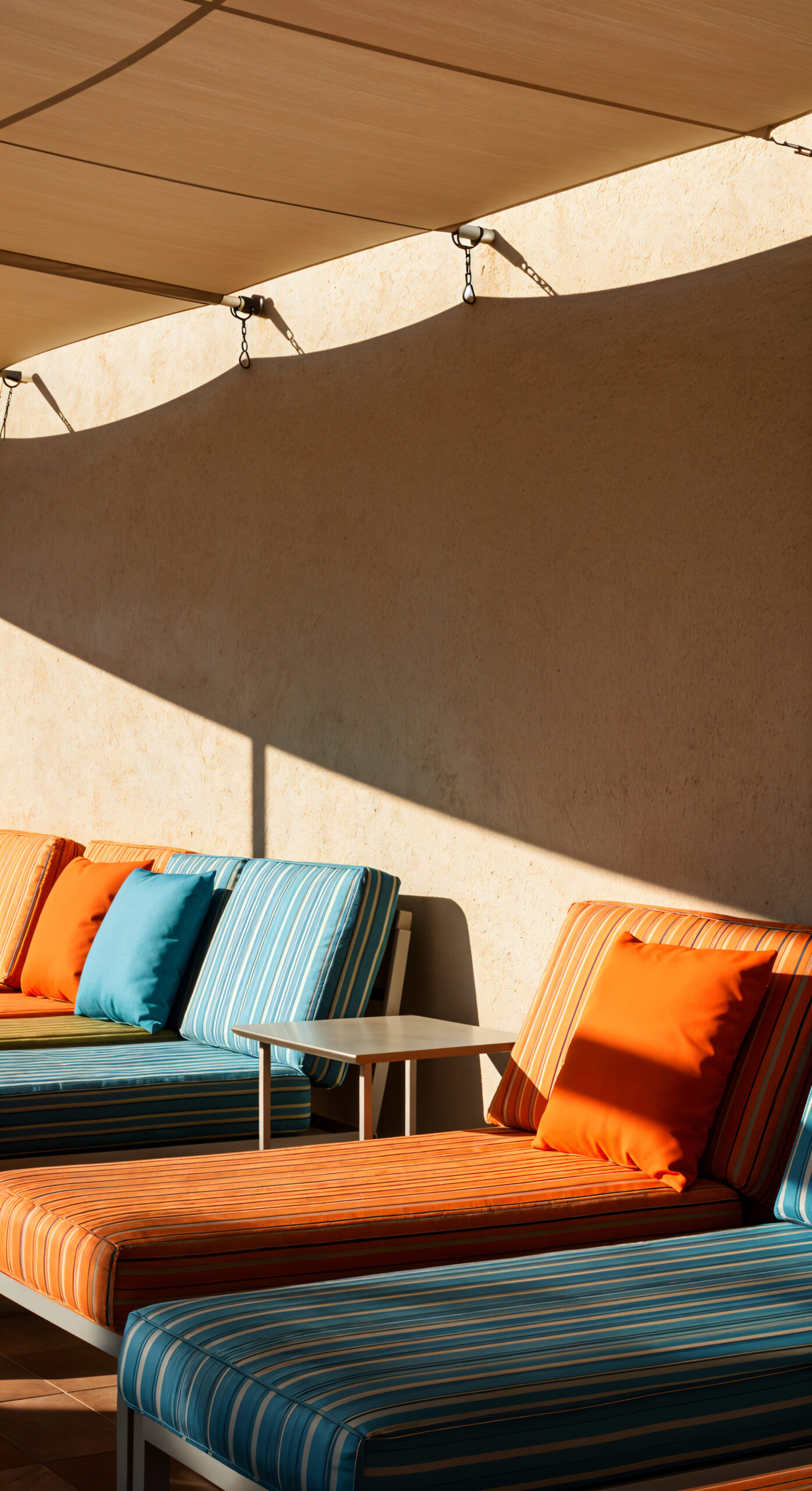 A napozó teraszt a napvitorla nem védi meg az esőtől